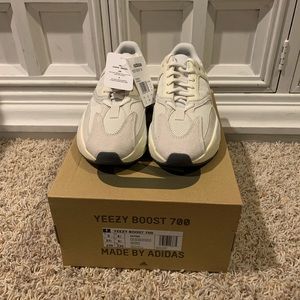 Yeezy boost 700 analog
